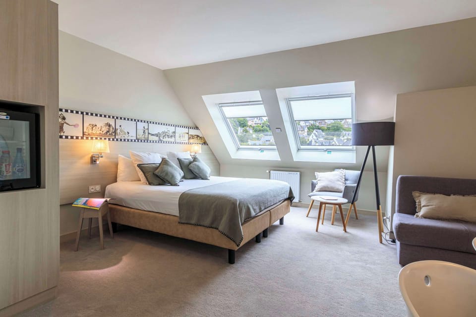 Exclusive Room, 1 King Bed | Minibar, in-room safe, desk, blackout drapes