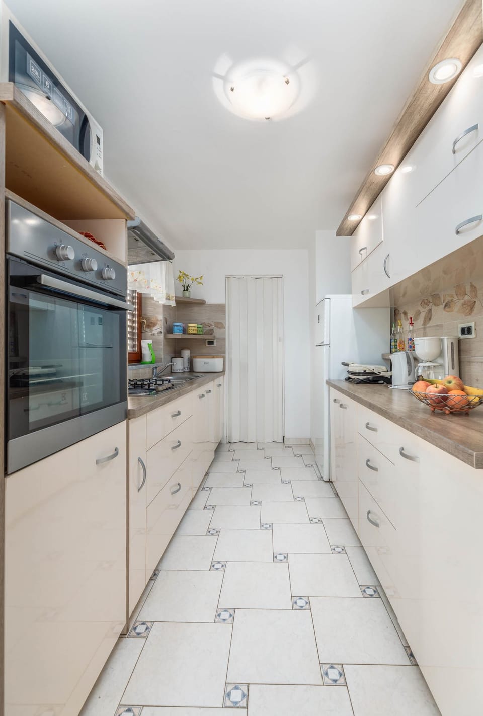Apartment, 3 Bedrooms, Balcony | Private kitchen | Fridge, microwave, oven, stovetop