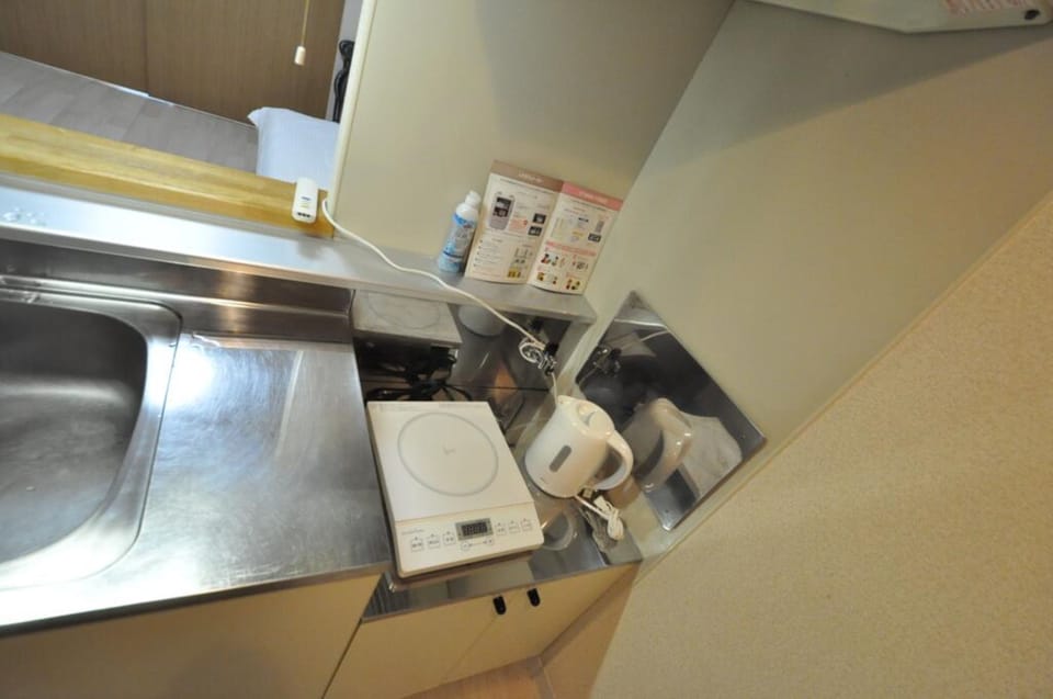 Room, Non Smoking | Private kitchenette | Fridge, microwave, stovetop, cookware/dishes/utensils