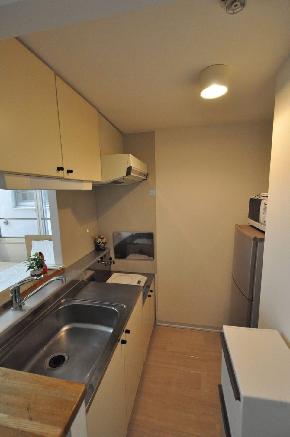 Room, Non Smoking | Private kitchen | Fridge, microwave, stovetop, cookware/dishes/utensils