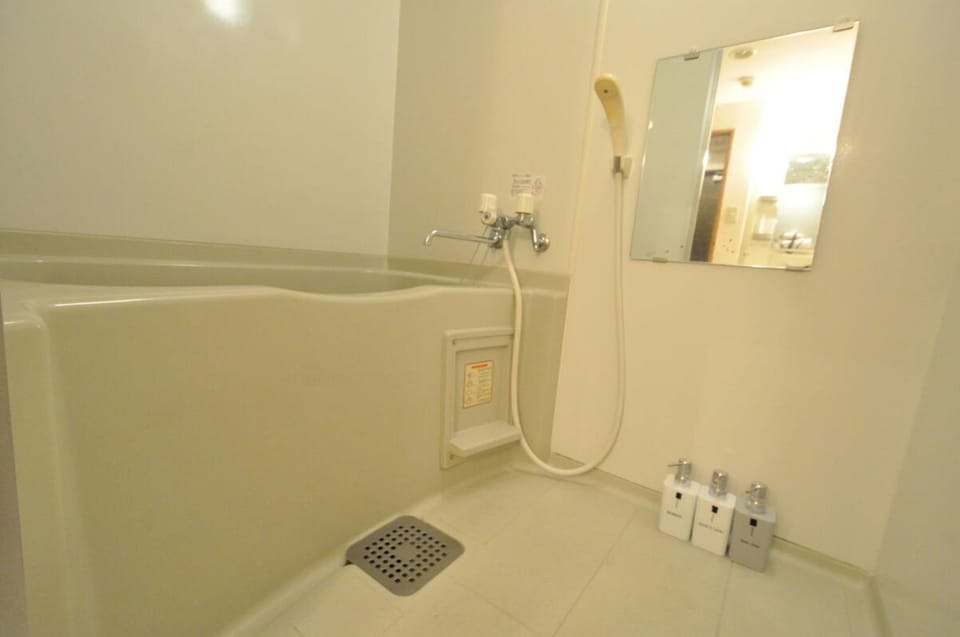 Room, Non Smoking | Bathroom | Separate tub and shower, free toiletries, hair dryer, towels