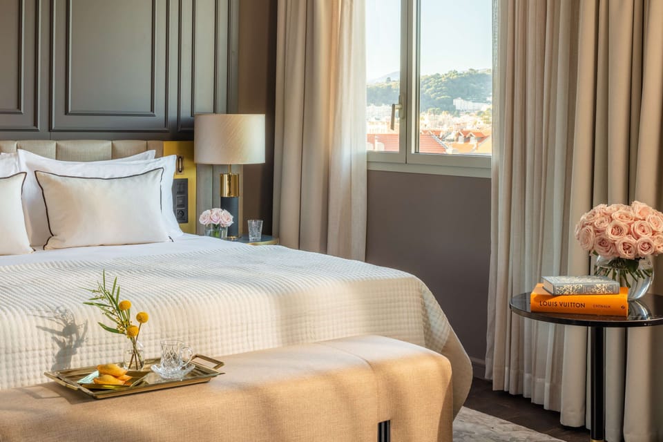 Deluxe Room | Hypo-allergenic bedding, minibar, desk, bed sheets