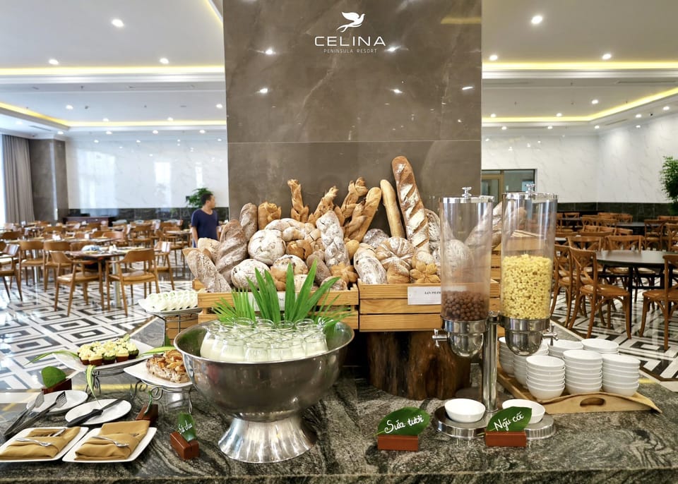 2 restaurants; breakfast, lunch, and dinner served