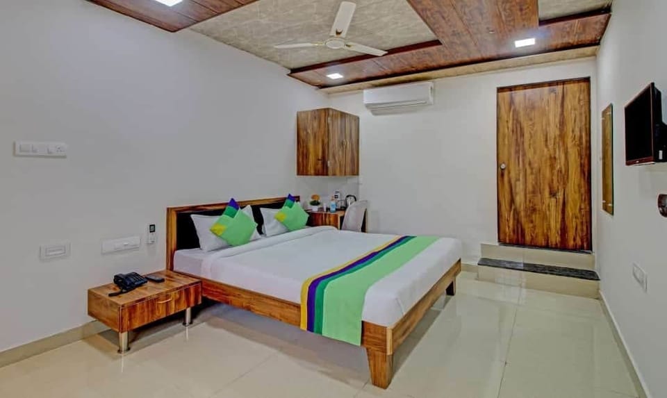 Deluxe Room | Desk, iron/ironing board, free WiFi, bed sheets