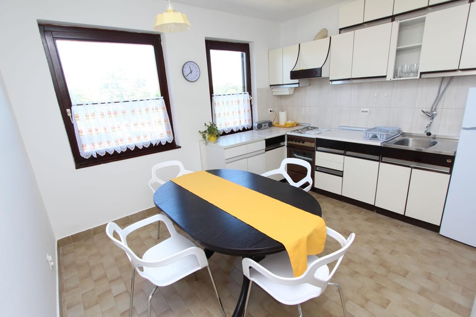 Apartment, 2 Bedrooms, Balcony | Private kitchen | Fridge, microwave, stovetop, electric kettle