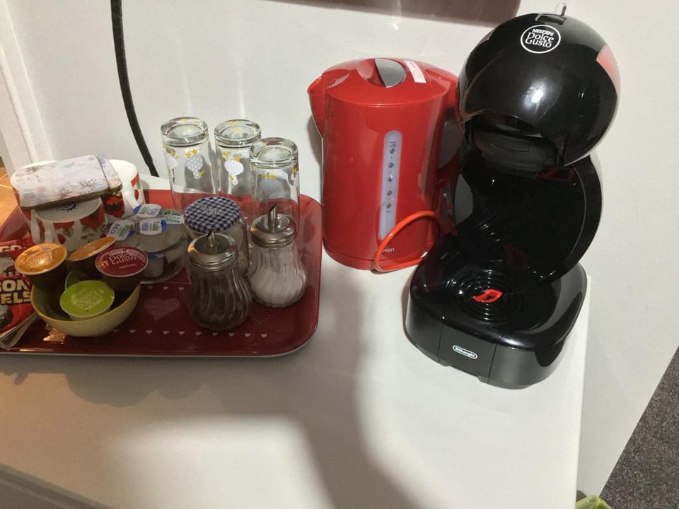 Coffee/tea maker, electric kettle