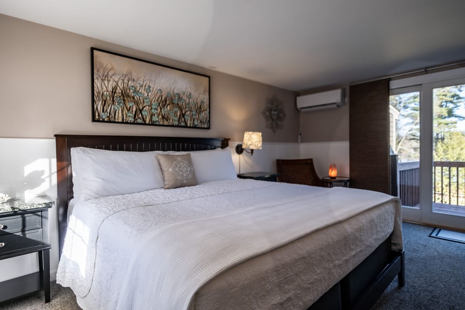 Comfort Suite, 2 Bedrooms, Partial Lake View | Pillowtop beds, blackout drapes, iron/ironing board, free WiFi