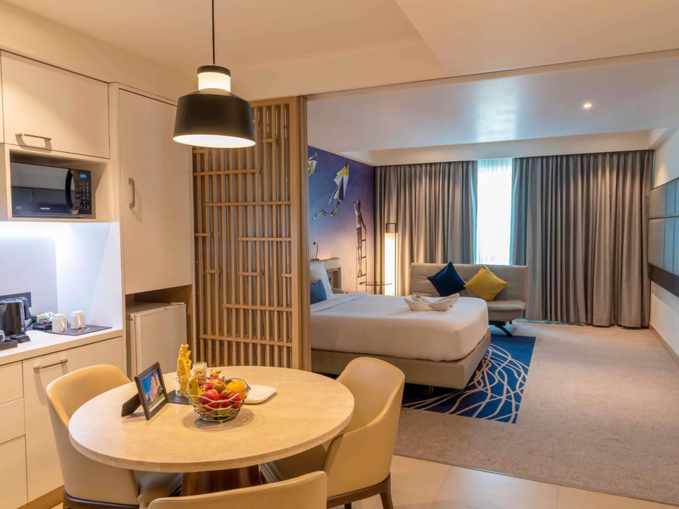 Premier Suite, 1 Double Bed with Sofa bed, Club Lounge Access | Egyptian cotton sheets, premium bedding, minibar, in-room safe