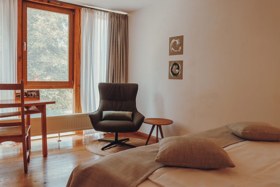 Economy Room | Premium bedding, individually decorated, desk, iron/ironing board