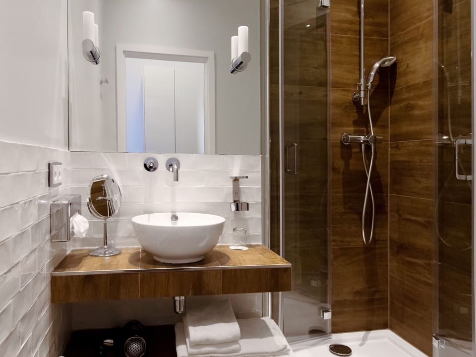 Combined shower/tub, free toiletries, hair dryer, towels
