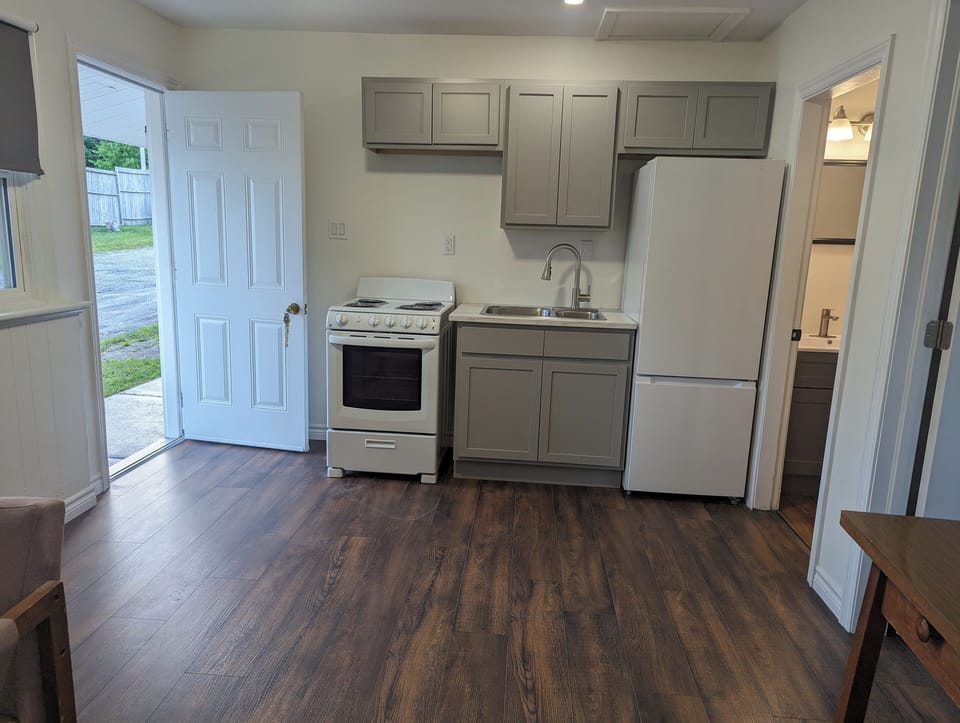 Comfort Room, 1 Queen Bed | Private kitchen | Fridge, microwave