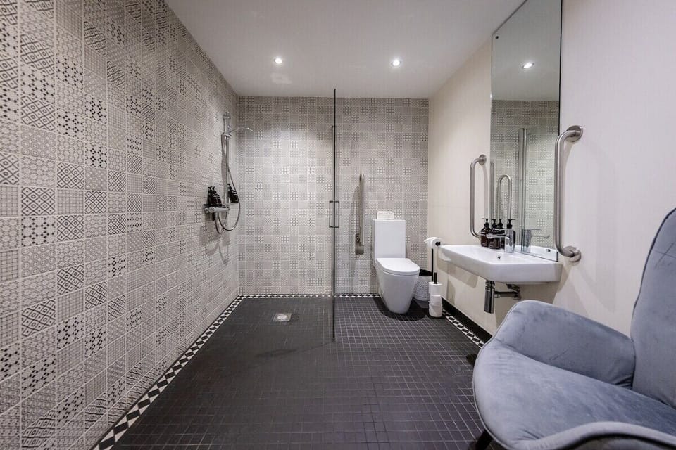 Double or Twin Room, Ensuite, Courtyard View (Pet Friendly Double/Twin) | Bathroom