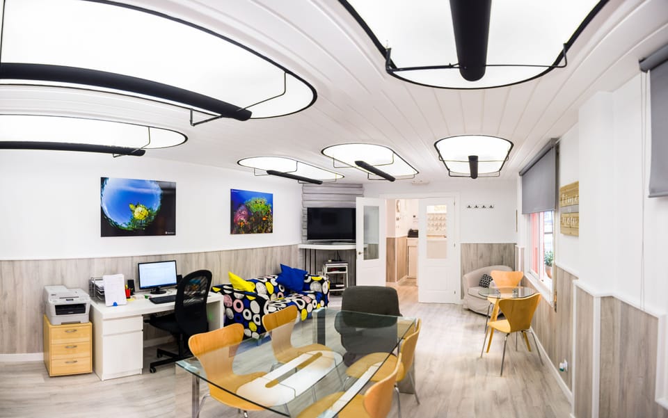 Lobby lounge