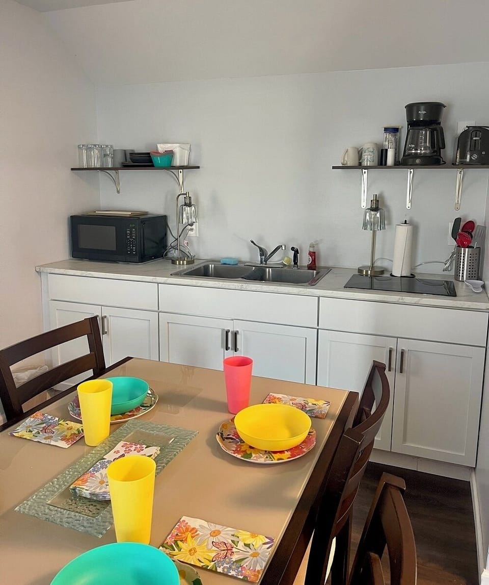 Cottage, 1 Bedroom, Non Smoking, Kitchen | Private kitchen | Microwave