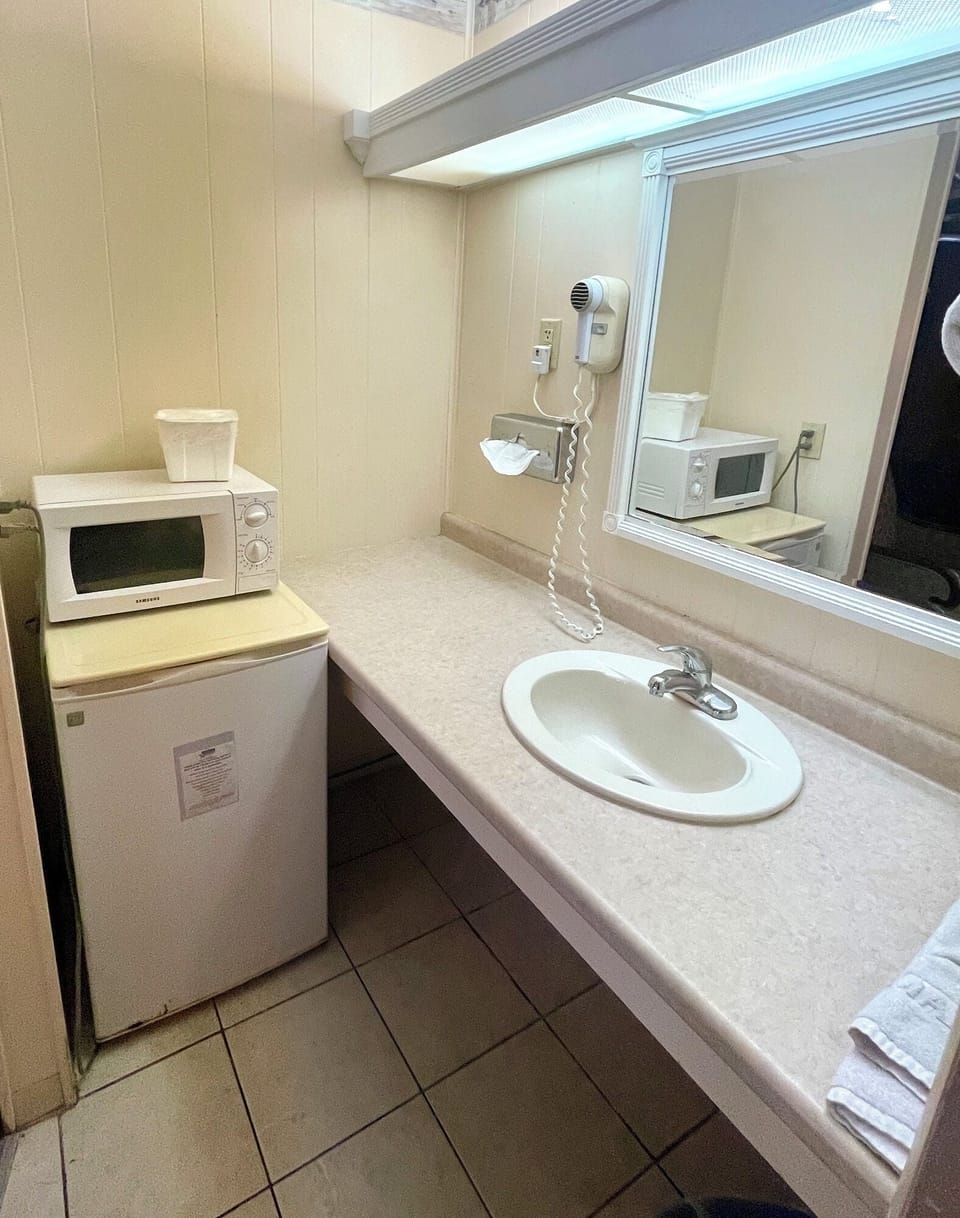 Combined shower/tub, rainfall showerhead, hair dryer, towels