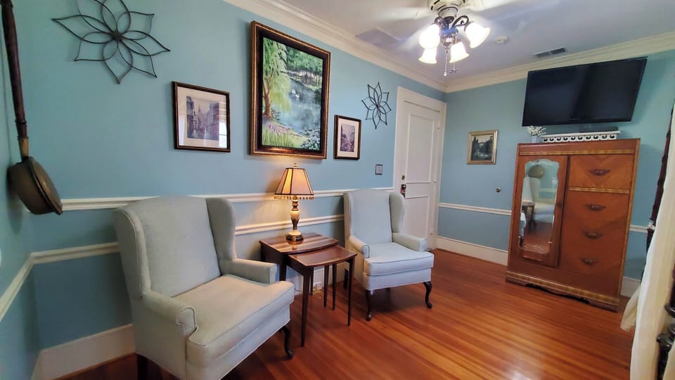 Swan's Gate | Living area | Flat-screen TV