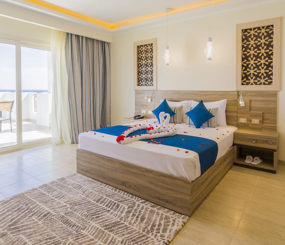 Panoramic Suite | Minibar, in-room safe, desk, blackout drapes