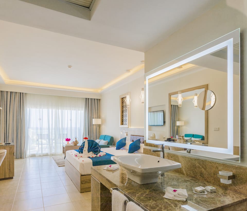Deluxe Double Room | Minibar, in-room safe, desk, blackout drapes