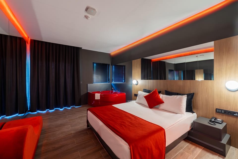 Romantic Room, Jetted Tub | Premium bedding, desk, laptop workspace, soundproofing