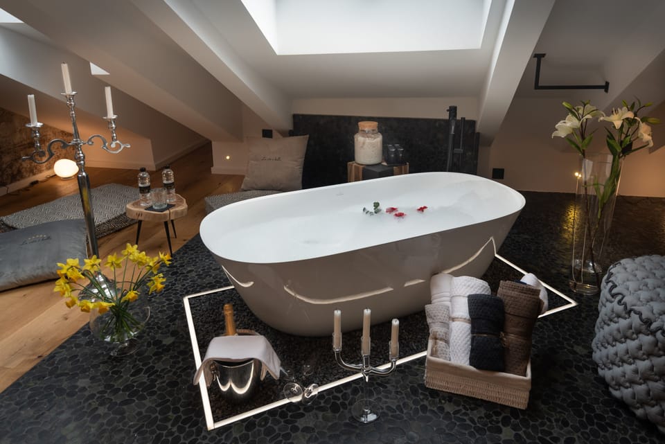 Romantic Double Room, 1 King Bed, Bathtub (on the 4th floor) | Deep soaking bathtub