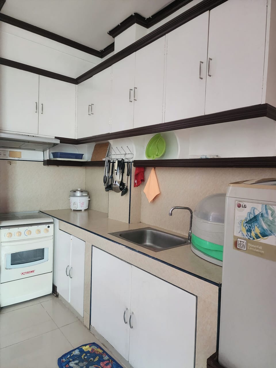 Fridge, microwave, oven, coffee/tea maker