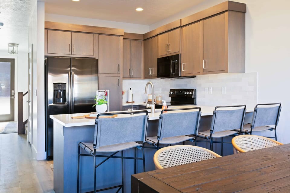 Townhome, 5 Bedrooms | Private kitchen | Fridge, oven, coffee/tea maker, toaster