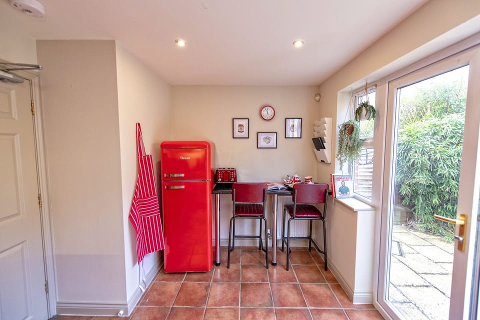 Full-size fridge, microwave, oven, stovetop