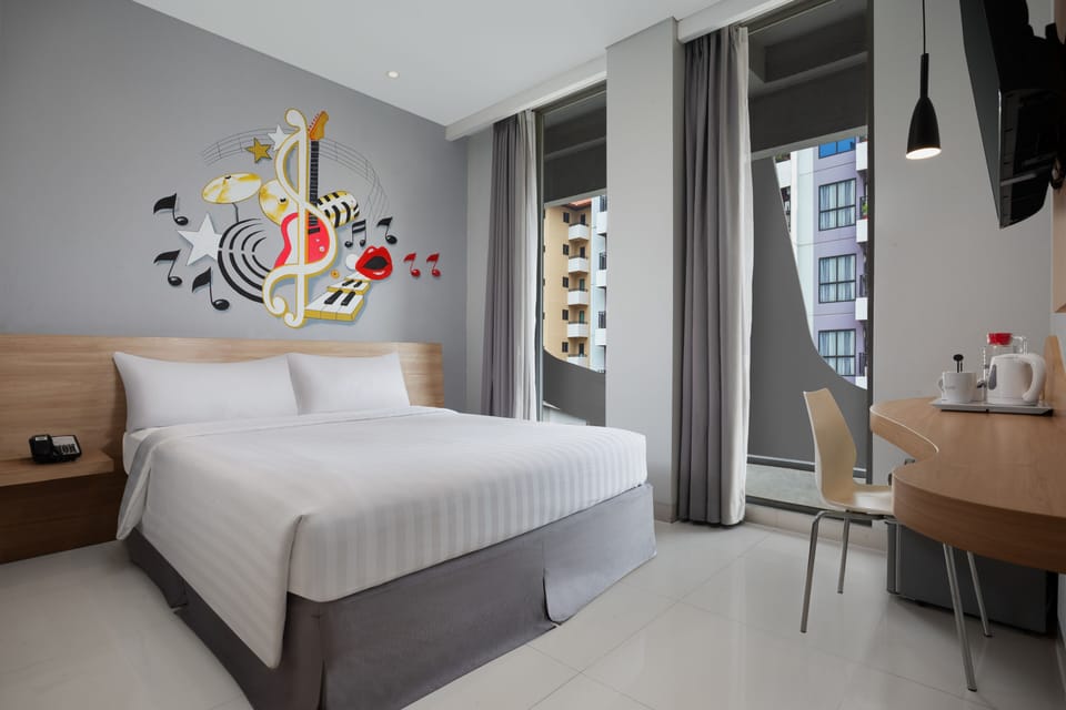 Deluxe Room | Minibar, in-room safe, desk, soundproofing