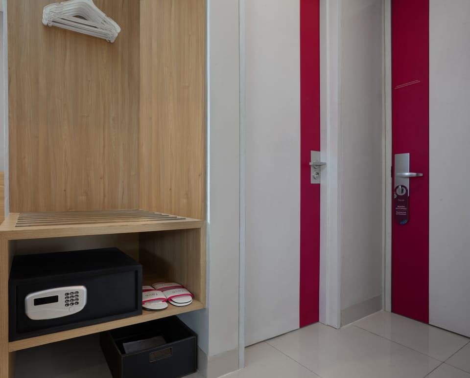 Deluxe Room | Minibar, in-room safe, desk, soundproofing