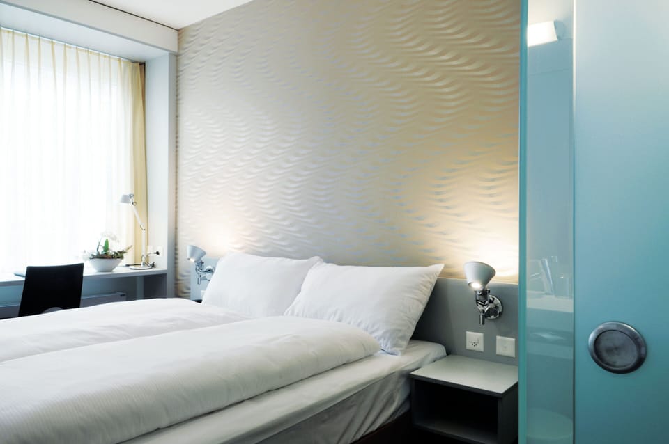 Business Room, 1 Queen Bed | Egyptian cotton sheets, hypo-allergenic bedding, in-room safe, desk