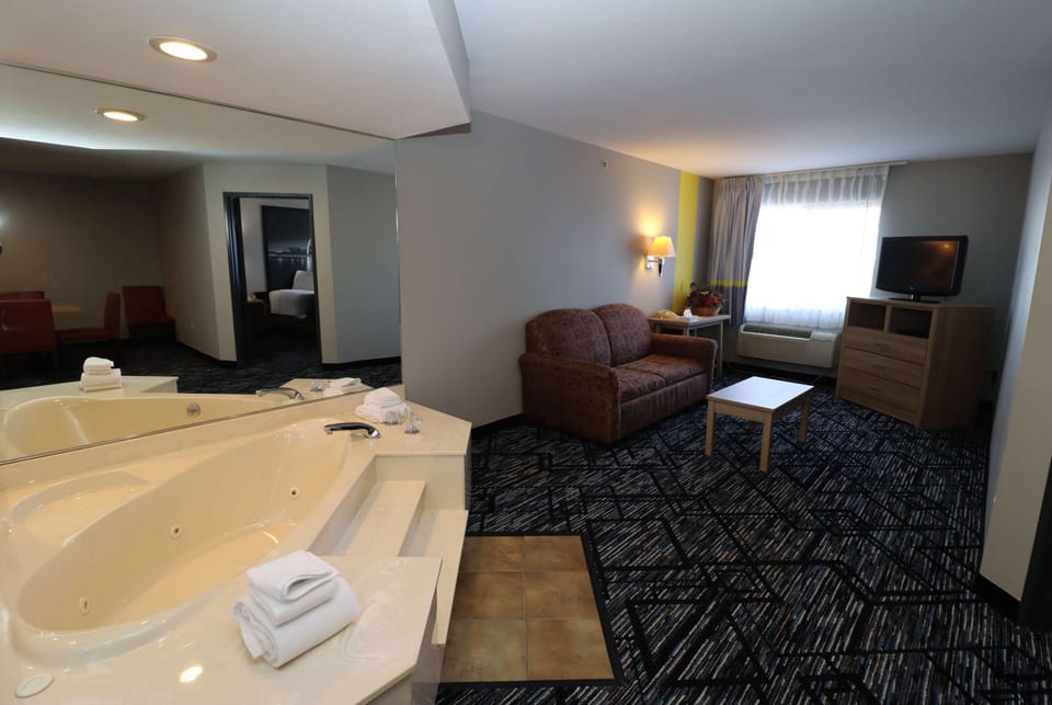 Suite, 1 King Bed, Non Smoking (1 Bedroom) | In-room safe, desk, laptop workspace, blackout drapes