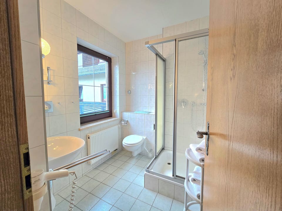 Double Room | Bathroom | Shower, rainfall showerhead, hair dryer, towels