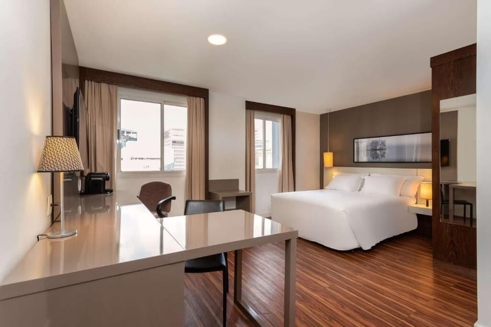 Business Room, 1 Queen Bed | Minibar, in-room safe, desk, laptop workspace