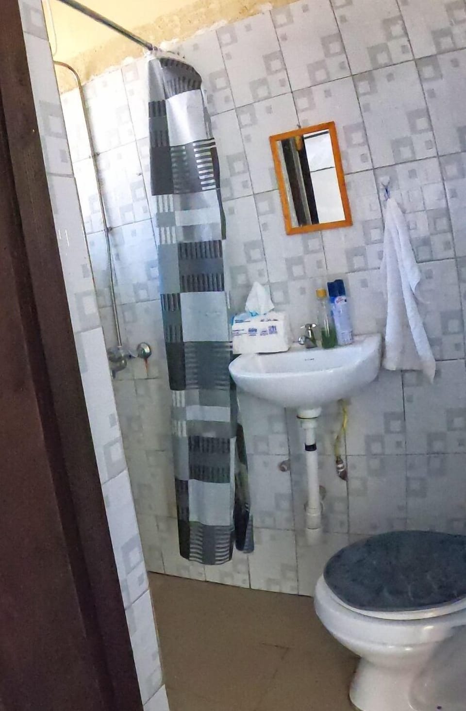 Deluxe Studio | Bathroom | Shower, free toiletries, towels, soap