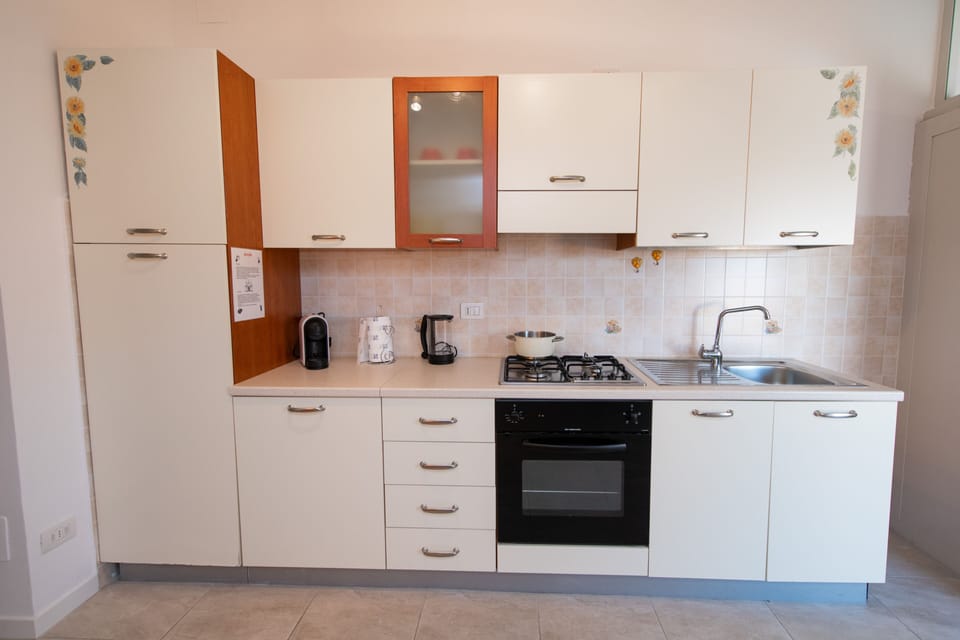 Basic Apartment | Private kitchen | Fridge, microwave, stovetop, coffee/tea maker