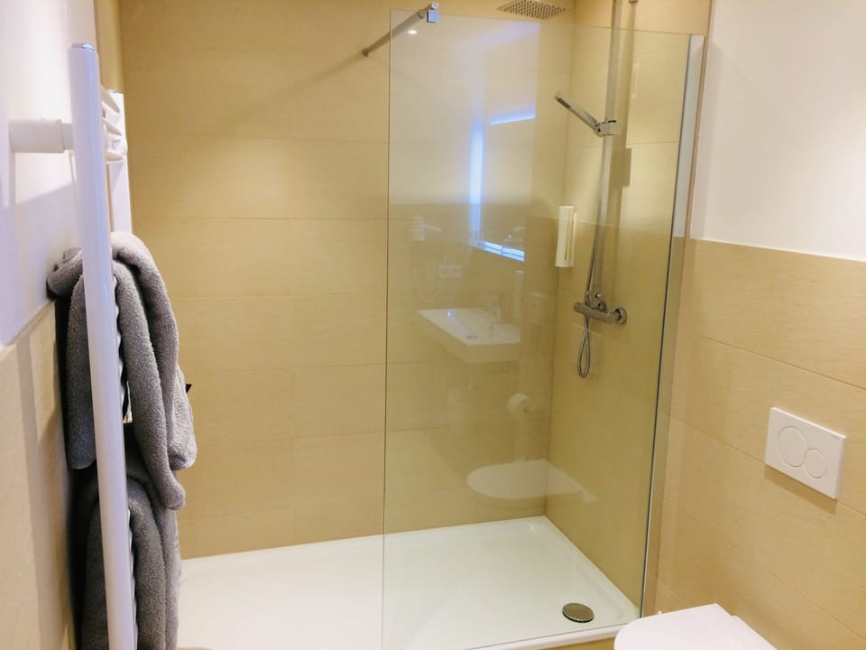 Shower, towels