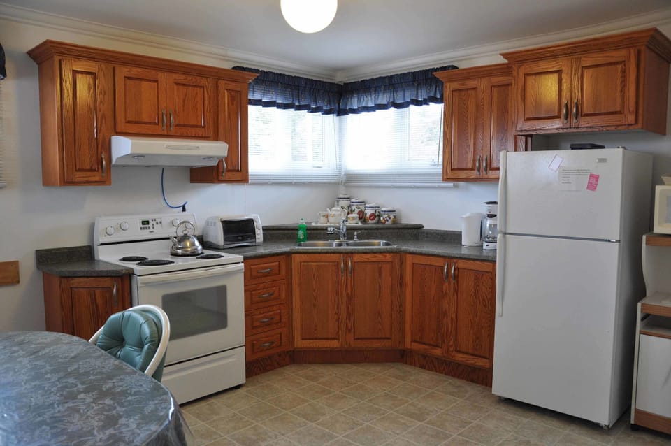 Superior Apartment, 3 Bedrooms | Private kitchen | Full-size fridge, microwave, oven, stovetop