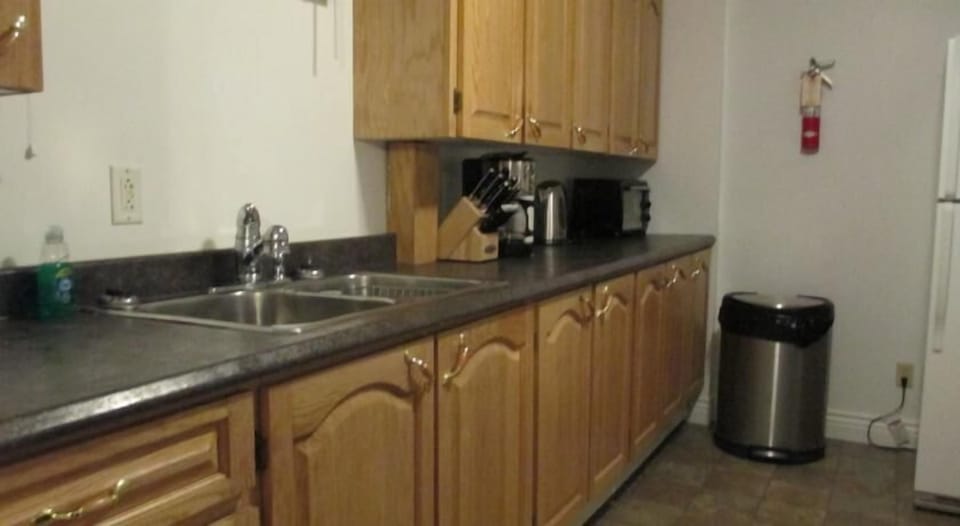 Full-size fridge, microwave, oven, stovetop
