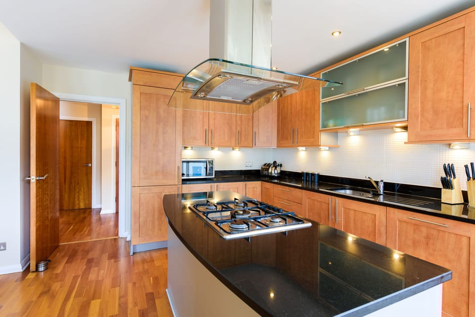 City Apartment | Private kitchen | Fridge, microwave, oven, stovetop