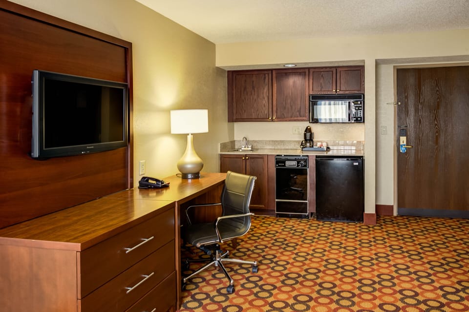 Coffee/tea maker, fridge, microwave