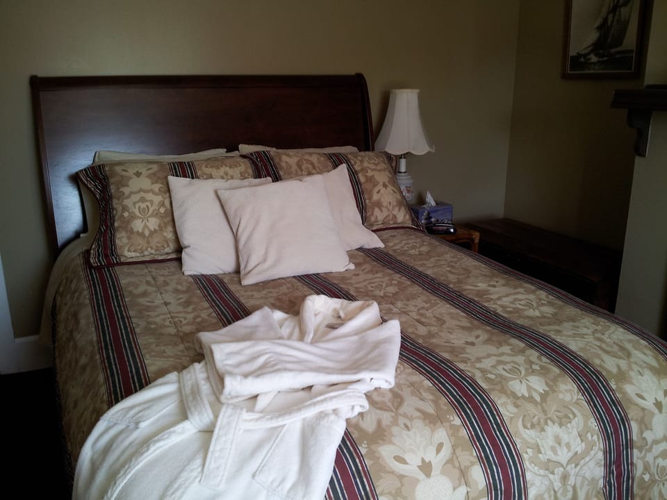 Premium Room, 1 Bedroom, Non Smoking, Private Bathroom | Premium bedding, individually decorated, iron/ironing board, free WiFi