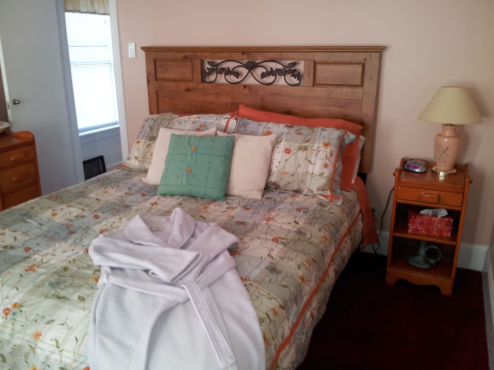 The Lighthouse, 1 Queen Bed, Ensuite Private Bathroom | Premium bedding, individually decorated, iron/ironing board, free WiFi