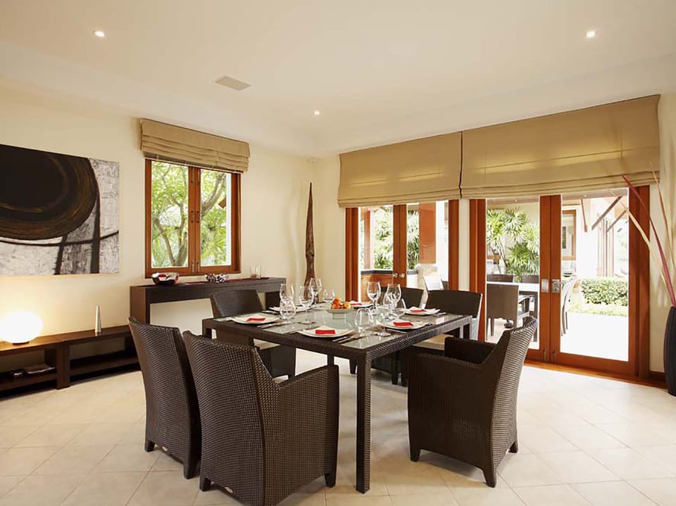 Villa, 6 Bedrooms | In-room dining