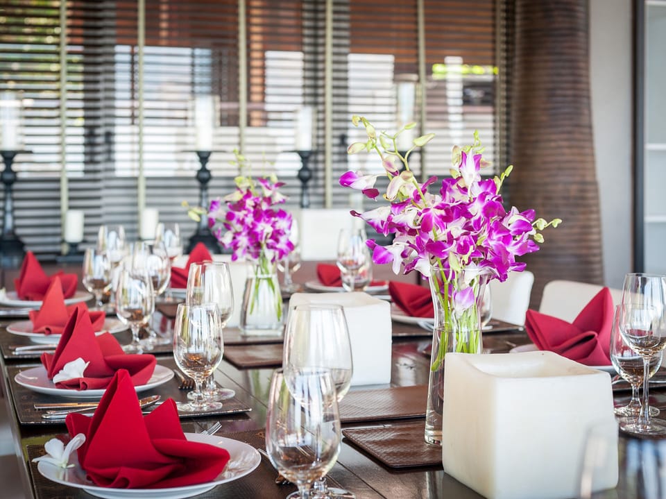 Villa, 6 Bedrooms | Dining room
