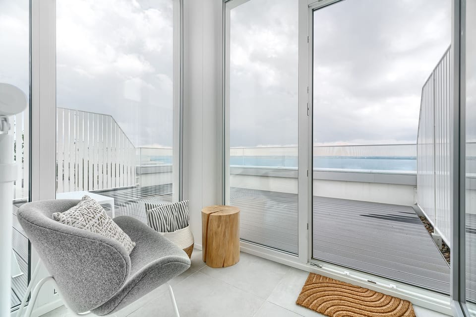 Deluxe Apartment | Living area | Flat-screen TV