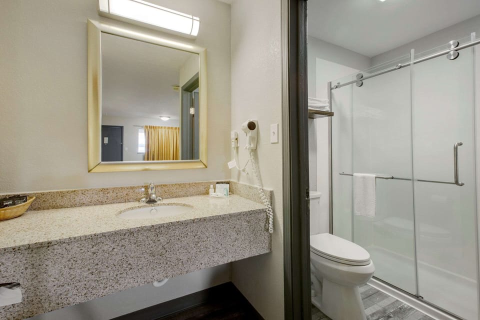 Combined shower/tub, hair dryer, towels