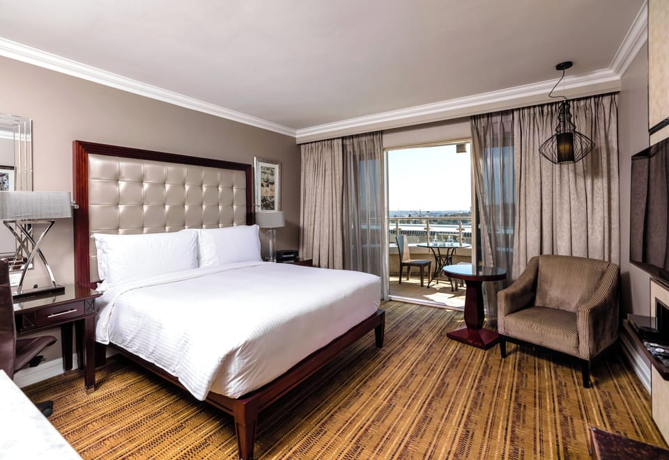 Classic Room, 1 King Bed, Balcony | Egyptian cotton sheets, premium bedding, pillowtop beds