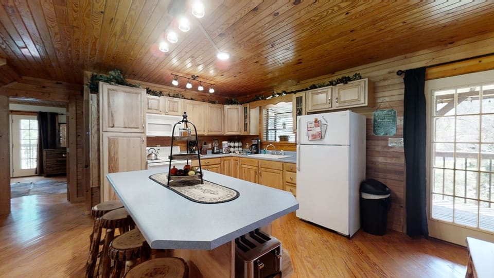 Cabin, 3 Bedrooms | Private kitchen | Fridge, microwave, oven, coffee/tea maker