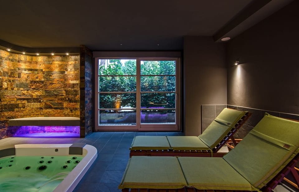 Indoor spa tub