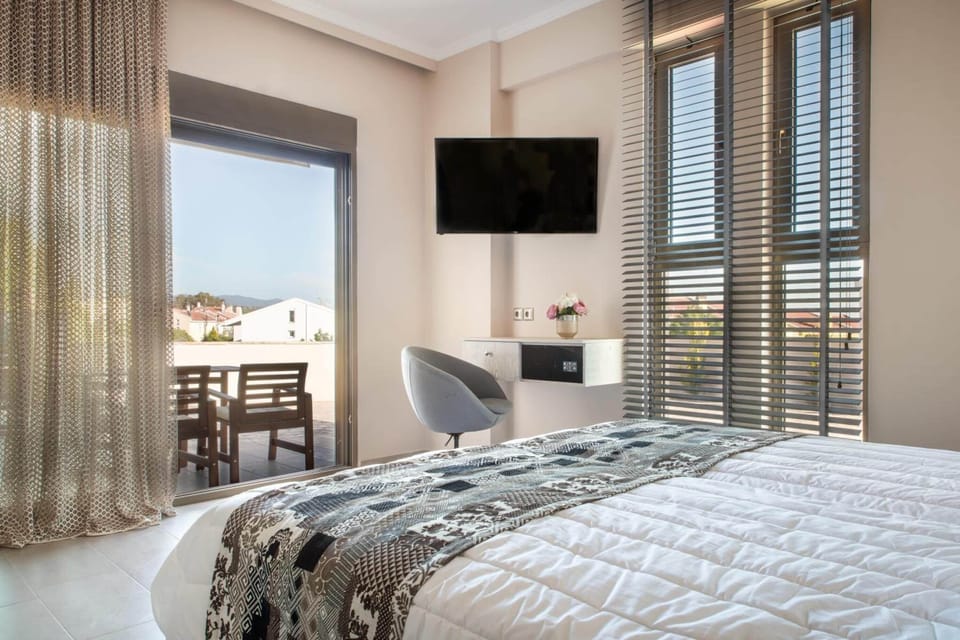 In-room safe, desk, laptop workspace, soundproofing